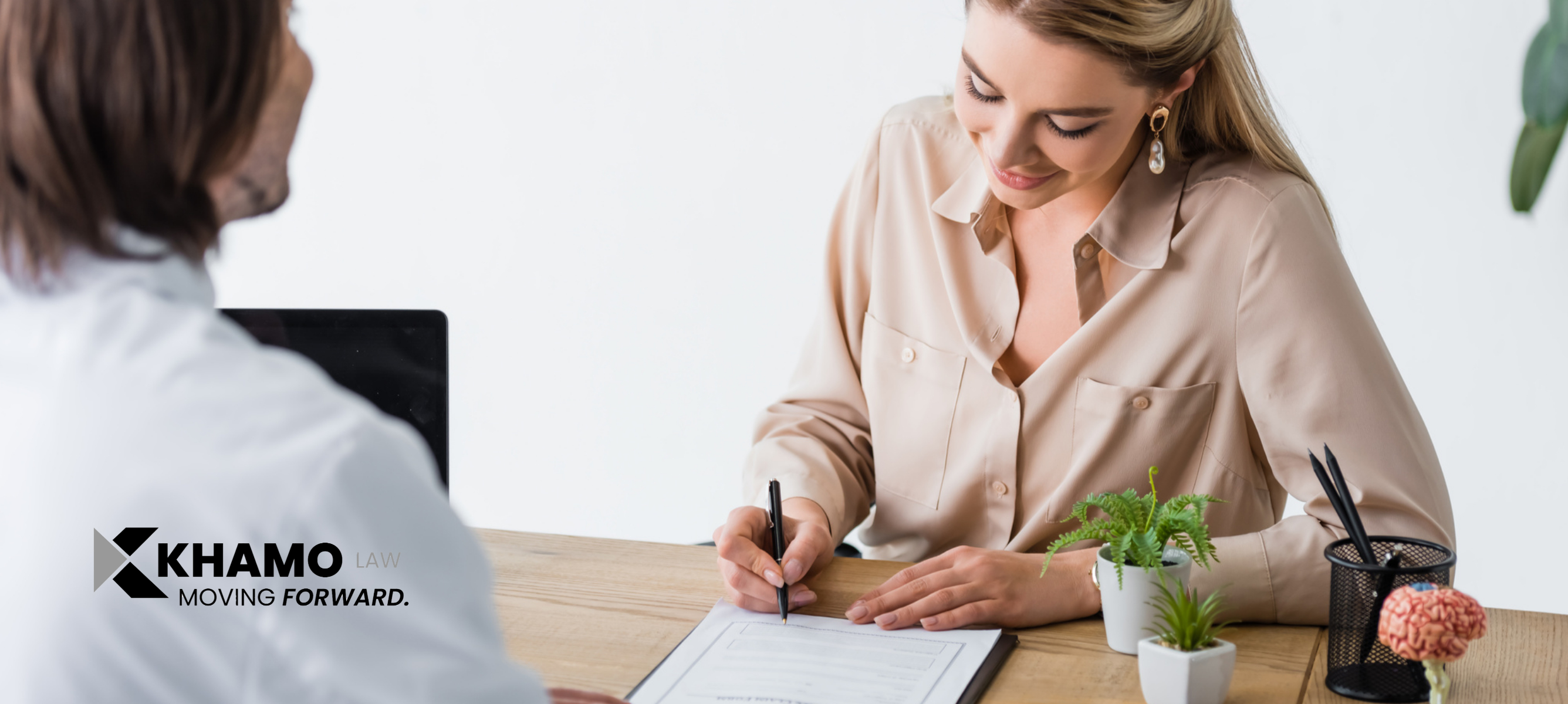 لماذا لا يجب عليك أبداً توقيع أوراق التأمين بدون محامٍ؟